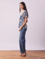 Remera de algodón estampada marca Cupio, de cuello redondo y manga corta.