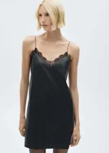 Vestido corto estilo lencero de efecto piel color negro, con escote en V y detalle de encaje en el borde. Posee tirantes finos y un diseño de corte recto.