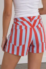 Short de gabardina con diseño de rayas verticales en colores rojo y celeste, de tiro alto y corte recto.