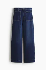 Jean wide leg de tiro alto en denim azul oscuro, con bolsillos delanteros tipo parche y pespuntes en contraste.