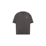 Remera AllSaints de corte oversize, color gris oscuro, con cuello redondo y pequeño estampado gráfico con la marca en el pecho.