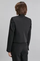 Blazer negro corto de gabardina con calce slim, solapas en pico y forrería personalizada a tono.