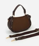 Cartera bandolera de tamaño mediano con cuerpo frontal en gamuza y laterales estructurados. Cuenta con asa corta superior, correa larga ajustable y desmontable, cierre metálico y bolsillo trasero aplicado.