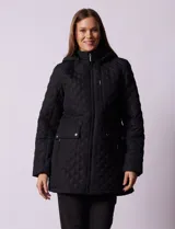 Campera capitoneada de corte largo con diseño acolchado en forma de rombos. Cuenta con cierre frontal completo, capucha desmontable, bolsillos delanteros con solapa y cierre, y forro interno a tono.