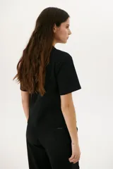 Remera de algodón color rojo con cuello redondo y mangas cortas.