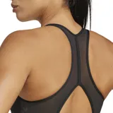 Top deportivo negro de soporte medio con espalda racerback y logo Adidas grande en el frente. Confeccionado con tecnología Aeroready.