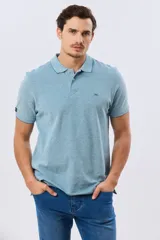Remera polo piqué de algodón color amarillo, con cuello y puños acanalados, y cierre frontal de botones.