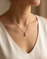 Collar de bronce con cadena fina y dije redondo con circonia blanca engastada.