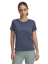 Remera deportiva Under Armour de manga corta, confeccionada en tejido técnico ligero y transpirable con textura de micro rayas horizontales. Presenta cuello redondo y corte clásico, diseñada para ofrecer máxima comodidad y gestión de la humedad durante el entrenamiento.