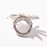 Anillo plateado con forma de estrella de mar texturizada.