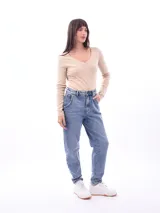 Remera básica de manga larga con escote en V, confeccionada en tejido rib con textura suave y ajuste cómodo al cuerpo.