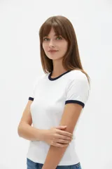 Remera de viscosa blanca con detalles en azul marino en el cuello redondo y los puños de las mangas cortas, de corte ajustado al cuerpo.