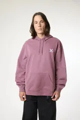 Hoodie color malva/rosado oscuro con efecto lavado, corte holgado, bolsillo canguro frontal y cordones ajustables en la capucha. Presenta un pequeño logo bordado en forma de 'X' de color lila claro en el pecho.