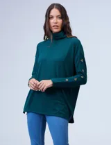 Polera verde esmeralda de tejido soft con cuello alto y mangas largas con aplique de botones en los puños.
