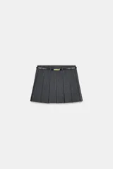 Falda pantalón de tiro alto con diseño de tablas, confeccionada en tejido gris. Incluye un cinturón fino de cuero sintético con hebilla metálica dorada y cierre lateral con cremallera oculta.