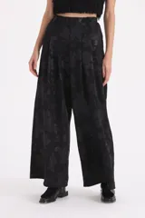 Pantalon tipo palazzo de corte amplio y tiro alto, confeccionado en tela con textura labrada. Presenta pinzas en la cintura y bolsillos laterales.