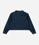 Campera de jean color azul oscuro, con diseño cropped, cuello clásico, mangas largas, cierre frontal con botones y dos bolsillos frontales grandes.