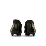 Championes de fútbol New Balance Furon V7 Dispatch FG, color negro con detalles dorados.