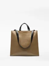 Bolso shopper de estructura cuadrada en color marrón con acabado brillante y textura craquelada. Cuenta con asas de mano y asa larga para hombro en color negro, cierre de solapa interior con cremallera y bolsillo interior. Logo grabado en la parte frontal.