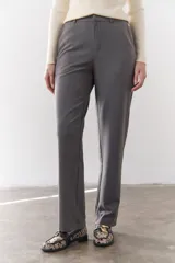 Pantalón gris de lana fría con corte recto, cintura alta, bolsillos laterales y cierre.