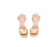 Sandalias de taco ancho color dorado, con tira delantera ancha y tira ajustable en el tobillo con hebilla metálica.