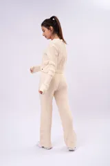 Pantalón tipo palazzo de tejido acanalado color negro, con tiro alto y corte relajado.