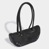 Bolso tipo bowling Adidas de color negro con efecto desgastado, diseño estructurado y asas de hombro. Presenta detalles de tachuelas metálicas en los laterales frontales y el logotipo del trébol grabado en el centro.