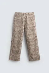 Pantalón de corte relajado confeccionado en tejido ligero de algodón con estampado abstracto de efecto lavado. Presenta cintura elástica, bolsillos frontales y bolsillos traseros de plastrón, con cierre frontal de cremallera y botón.