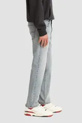 Jean Levi's 511 Slim de hombre, color azul claro con efecto desgastado, tiro medio y corte ajustado.