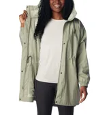 Campera impermeable Columbia modelo Splash Side II, color verde claro, con tecnología Omni-TECH transpirable y costuras selladas. Presenta capucha ajustable con cordón, cintura entallada con cordón interno, bolsillos laterales, puños elásticos y faldón posterior.
