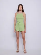 Short verde claro de tela texturada con elástico en la pretina y cordón para ajustar.