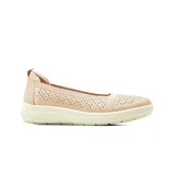 Zapatos casuales Korium Confort modelo Juno, de color beige, con diseño perforado en laser formando motivos florales, suela corrida con plataforma baja y plantilla de cuero.