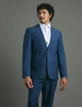 Ambo slim fit de color azul, compuesto por saco de dos botones y pantalón de vestir a juego. El tejido cuenta con elastano para mayor comodidad y flexibilidad.