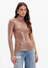 Blusa de manga larga color cobre metalizado, con cuello alto.