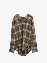 Camisa amplia con estampado a cuadros en tonos marrones y beige, cuello con capucha integrada y cierre frontal abotonado. Presenta un dobladillo asimétrico más largo en la parte trasera.