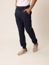 Pantalón bombacha de sarga azul marino, con pinzas en la cintura, bolsillos laterales y puños elásticos en los tobillos.