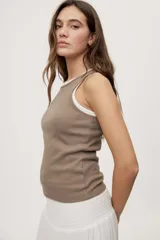 Musculosa de algodón con elastano, de textura acanalada y calce al cuerpo, color marrón topo con cuello redondo y sisas amplias.