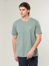 Remera de algodón color verde agua, con cuello redondo, mangas cortas y pequeño logo bordado en el pecho.