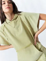 Chaleco negro lavado de algodón con capucha y gran bolsillo central. De corte oversized, holgado, suave y cómodo.