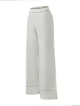 Pantalón de lino orgánico y viscosa, de color blanco y corte recto con tiro alto. Presenta detalles de calados sutiles en la cintura y en los dobladillos.