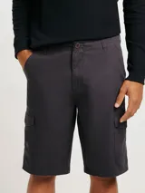 Bermuda cargo de hombre color gris oscuro, con bolsillos laterales con tapa y cierre de botón.