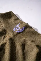 Calza biker deportiva color verde militar con estampado animal print.