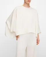Top satinado blanco estilo capa de línea rectangular, con escote redondo, pliegue en la espalda y cierre de botón con lágrima.