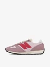 Zapatillas New Balance modelo 4716 de estilo retro running, en tonos rosa y malva con detalles en rojo vibrante. Presentan una combinación de gamuza y material sintético, con el logo N en el lateral y suela de goma dentada.