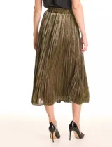 Falda plisada de la marca Liv Los Ángeles, con brillo metalizado en tonos dorados y bronces. Tiene pretina elastizada fruncida y corte evasé de largo midi, por debajo de la rodilla. Incluye forro interno.