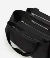 Cartera tipo shopper grande de Satinato en color negro, confeccionada en poliéster con estructura amplia y laterales expandibles. Cuenta con asas dobles de cinta reforzada, cierre superior y bolsillos con cierre.