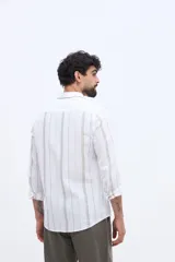Camisa de manga larga con diseño de rayas verticales, confeccionada en mezcla de lino y algodón, con cuello camisero y cierre frontal de botones.