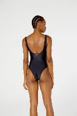 Traje de baño enterizo negro con escote en V profundo y cinturón trenzado a la altura de la cintura.
