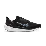 Championes Nike Air Winflo 9 para hombre, color negro con detalles en blanco y gris. Presentan una capellada de malla texturizada, logo Nike Swoosh en gris/azul claro con borde blanco, y una entresuela gruesa blanca con detalles negros.