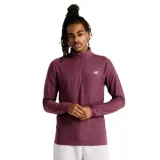 Buzo de running New Balance, color borgoña jaspeado, con cierre de un cuarto, mangas largas con orificios para los pulgares y logo reflectante.